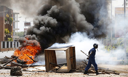 Más de dos muertos en tensa jornada de elecciones en Burundi 